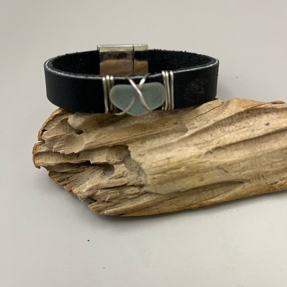 Modern Black and Silver Bracelet with Magnetic Clasp - Picture 2 of 3